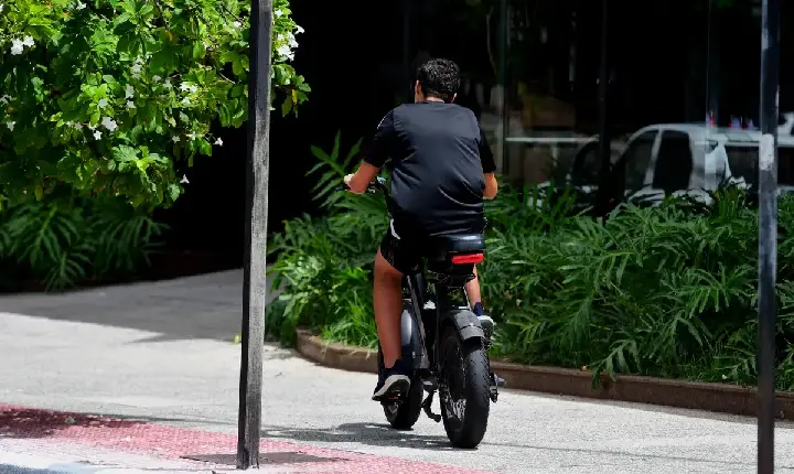 A Febre das Bicicletas Elétricas: Diversão ou Risco nas Ruas?
