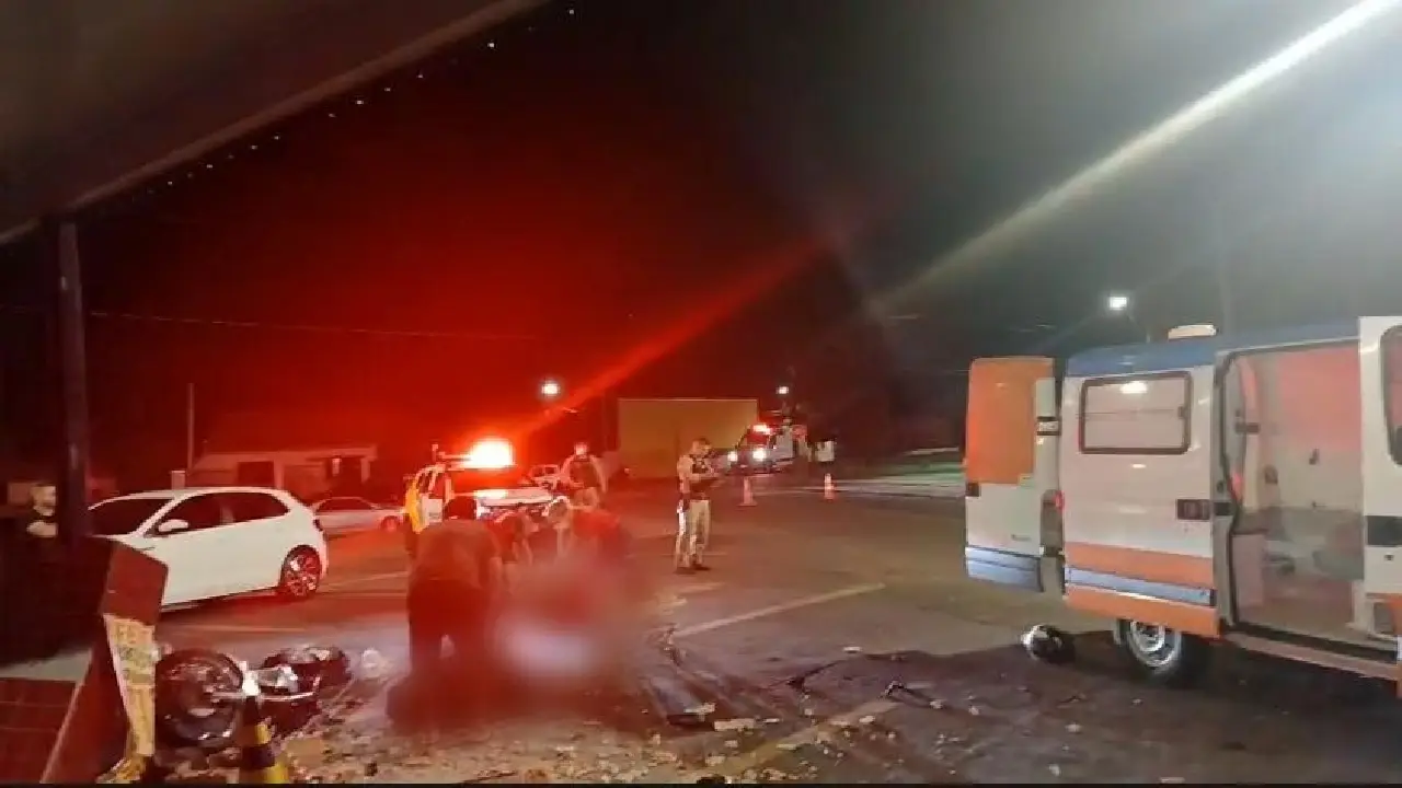 Acidente com moto em fuga da polícia deixa dois jovens ferido em Faxinal