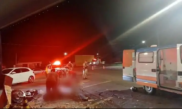 Acidente com moto em fuga da polícia deixa dois jovens ferido em Faxinal