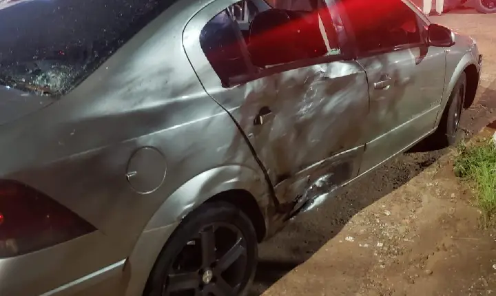 Acidente entre carro e moto deixa mulher ferida no centro de Faxinal