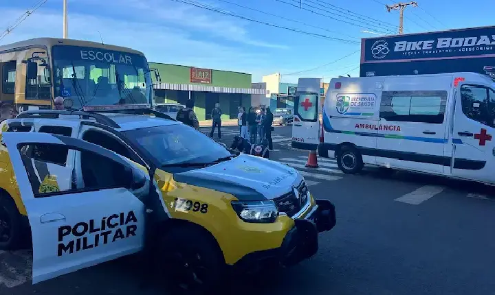 Acidente entre ônibus escolar e motocicleta fere morador em Faxinal