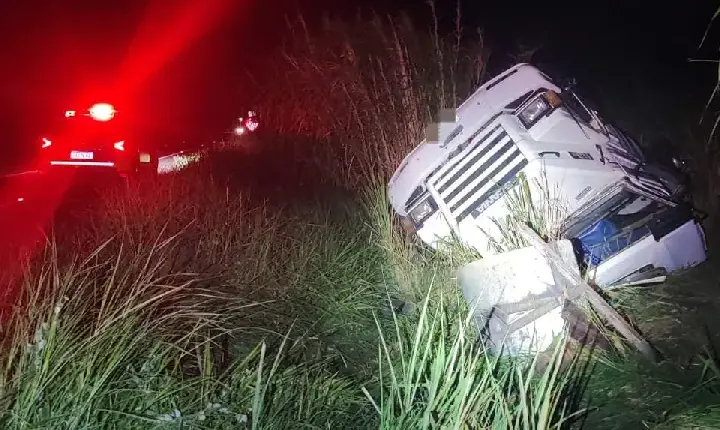 Acidente na PR-218: Caminhão capota em Arapongas e deixa motorista ferido