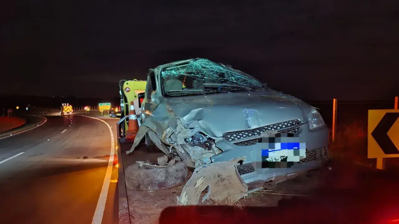 Acidente na PR-445: Capotamento após freagem em asfalto molhado entre Mauá da Serra e Tamarana