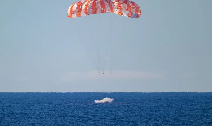 Artemis II conclui com sucesso: Primeira viagem tripulada à lua em 50 anos