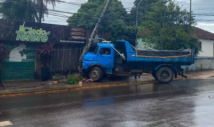 Bandidos tentam furtar caminhão e batem em poste em Apucarana