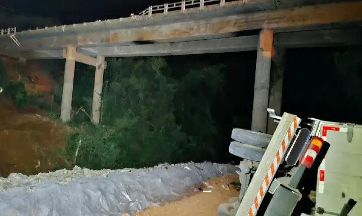 Caminhão cai de ponte em Tamarana