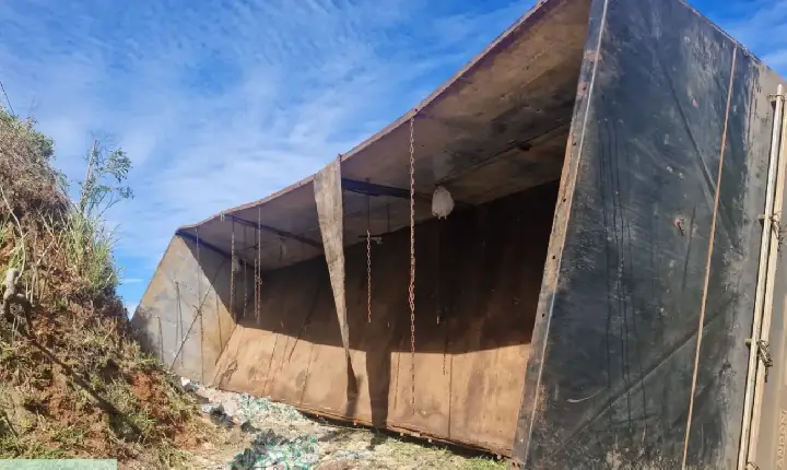 Caminhão tomba com carga de arroz na BR-376 e sofre saques em Ortigueira