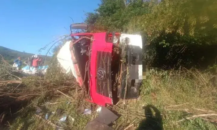 Caminhão tomba e deixa passageiro ferido em Marilândia do Sul