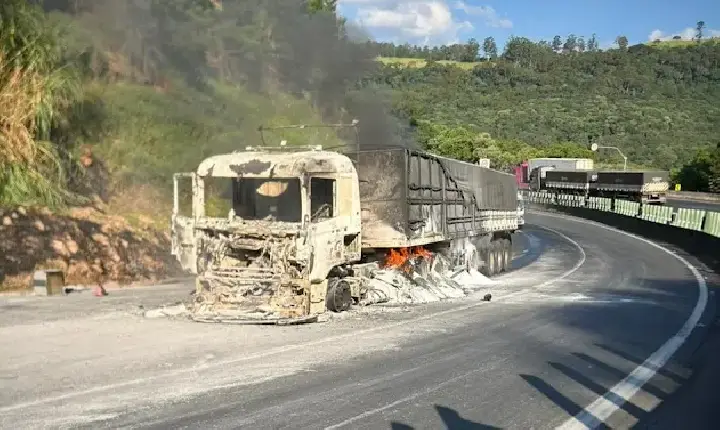Carreta carregada com bicarbonato é destruída por incêndio na BR-376 em Mauá da Serra
