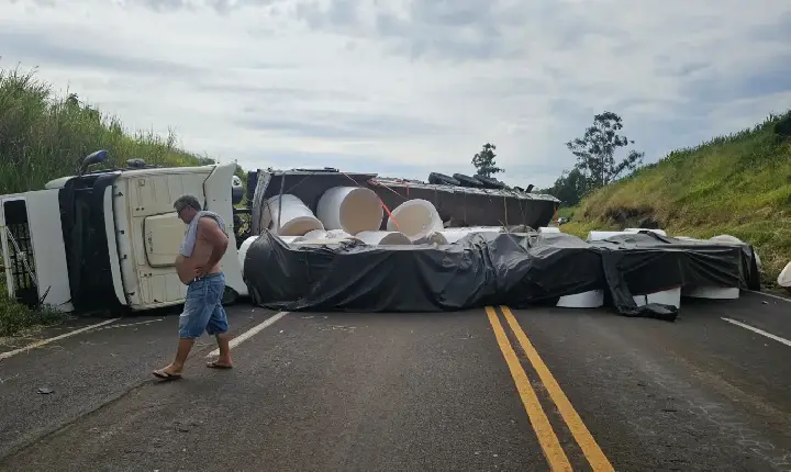 Carreta tomba após colisão frontal em trevo da PR-272 em Cruzmaltina
