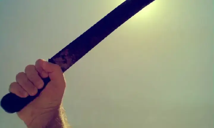 Casal idoso se envolve em briga violenta com facão em Apucarana