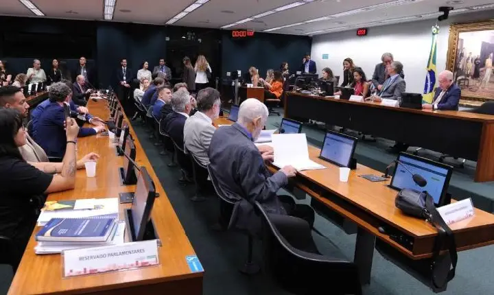 CCJ aprova fim da Escala 6x1