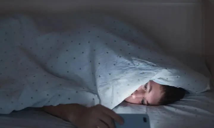 Convivente furta celular e realiza transferências de R$ 2.530 via PIX enquanto vítima dorme em Apucarana