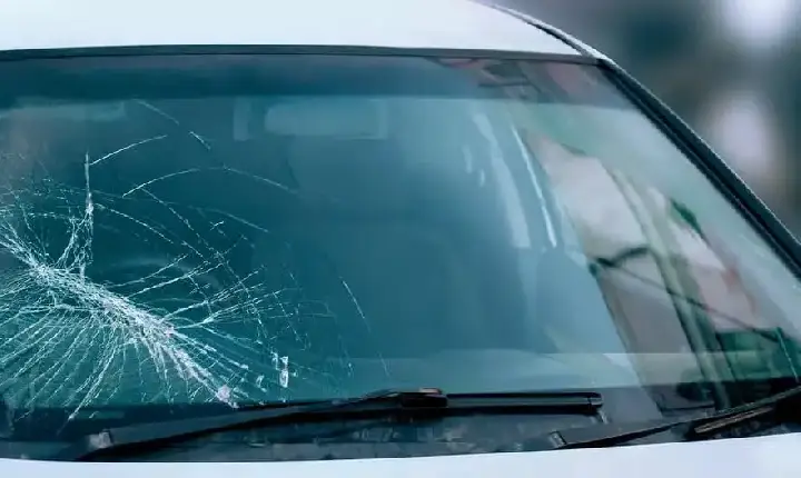 Criança de 11 anos quebra para-brisa de veículo em Faxinal com pedra