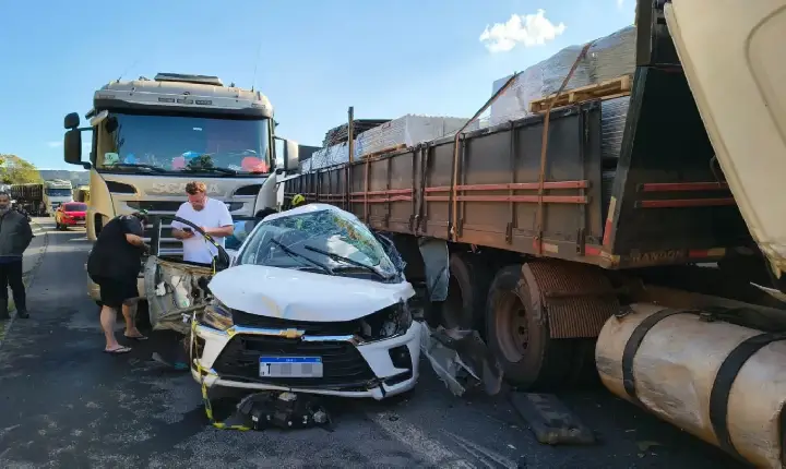 Identificado motorista de Ivaiporã morto em colisão com quatro caminhões na BR-376