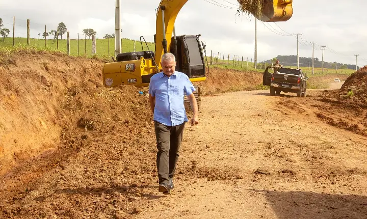 Faxinal dá início à obra de pavimentação da estrada da Vista Alegre