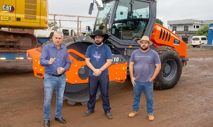 Faxinal recebe novo rolo compactador para reforçar infraestrutura urbana e rural