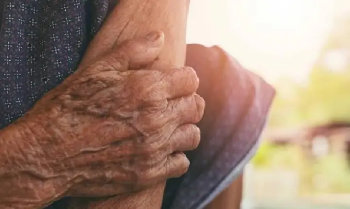 Filho agride idosa e ameaça irmão enfermo em Marilândia do Sul