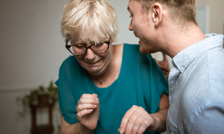Filho agride mãe idosa e foge com presente em Apucarana