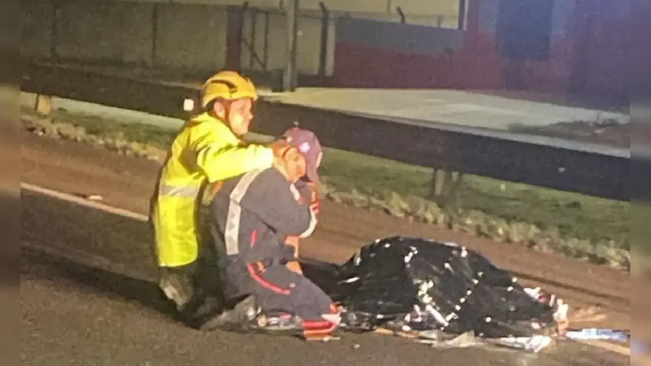 Foto revela desespero de pai que encontra filho morto no resgate