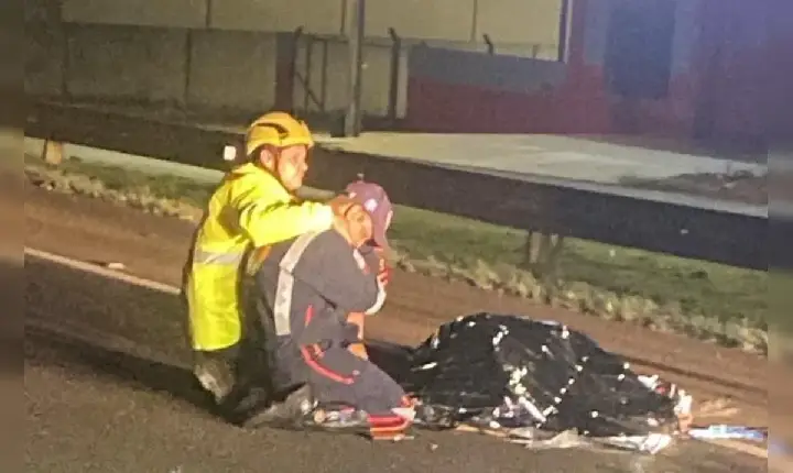 Foto revela desespero de pai que encontra filho morto no resgate