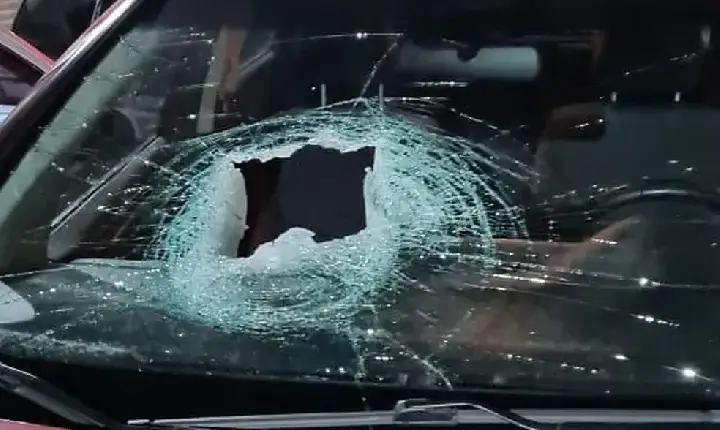 Homem de 51 anos danifica para-brisa de carro com tijolo em Jandaia do Sul