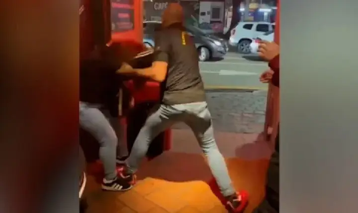 Homem é agredido com chute e coronhada em bar no Centro de Bom Sucesso