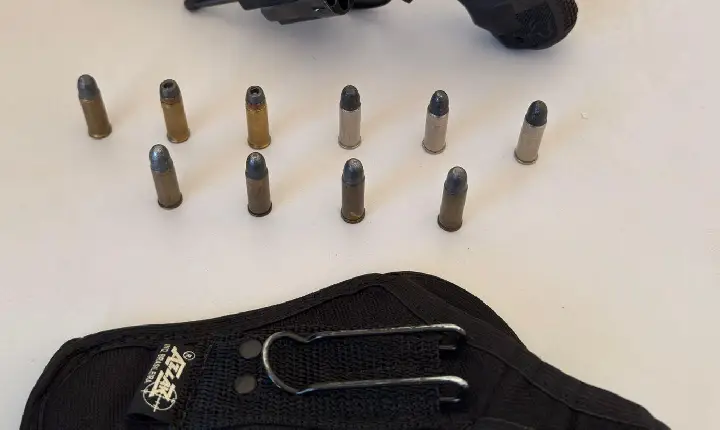 Homem é preso após ameaçar colega de trabalho com revólver em Faxinal