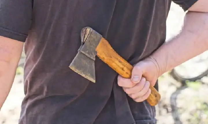 Homem embriagado é preso com machado após ameaçar matar esposa e sogro em Borrazópolis