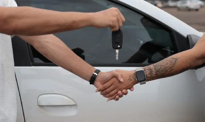 Idoso de 80 anos perde R$ 105 mil em golpe do falso carro em California