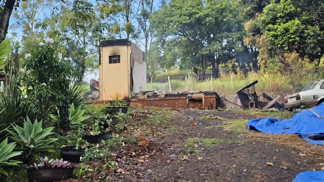 Incêndio destrói chácara de irmãos em Borrazópolis
