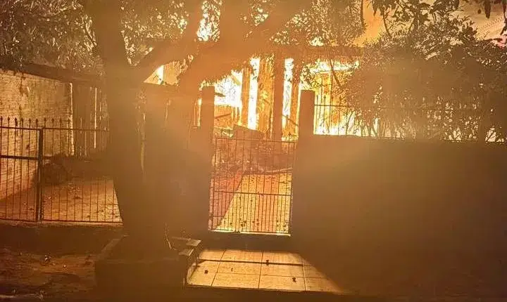 Incêndio destrói residência em Kaloré na madrugada