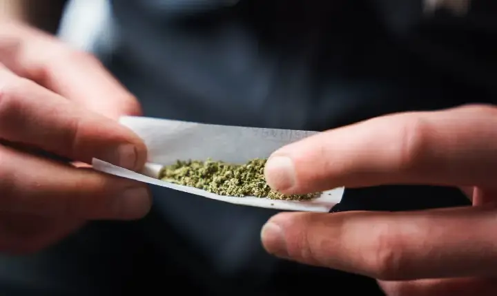 Jovem é detido com maconha em Marumbi