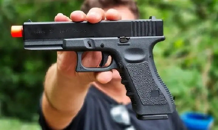 Menor é detido em Apucarana após supostos disparos de airsoft em ônibus