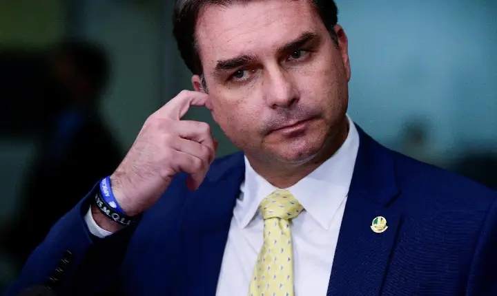 Moraes abre inquérito contra Flávio Bolsonaro por dizer que Lula é corrupto