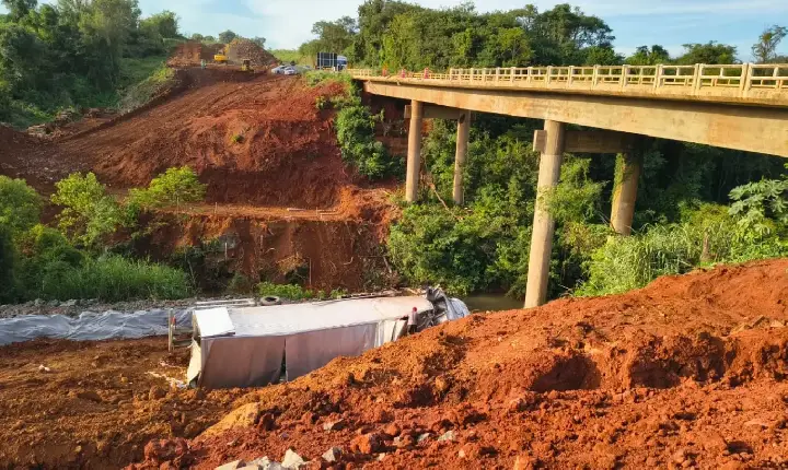 Morre motorista que caiu com caminhão de ponte em Tamarana