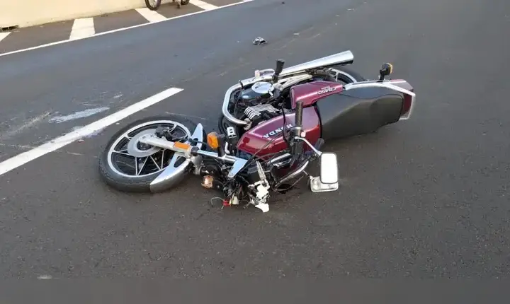 Motoqueiro foge da PM em alta velocidade e causa acidente em Jandaia do Sul