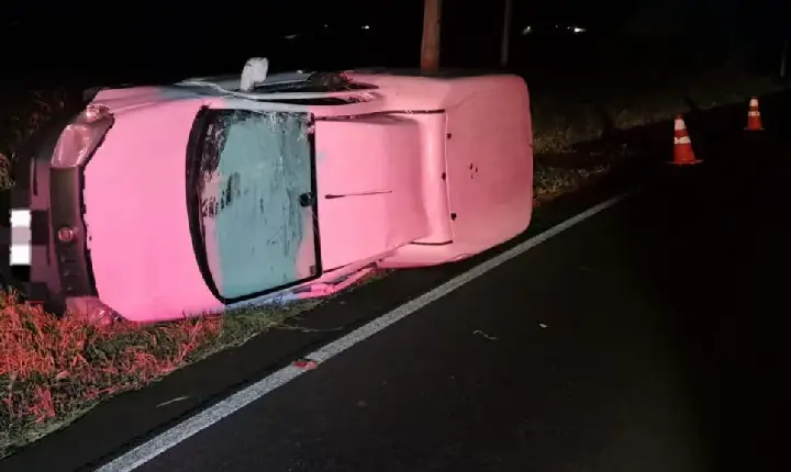 Motorista de 29 anos fica ferido em capotamento em Jardim Alegre