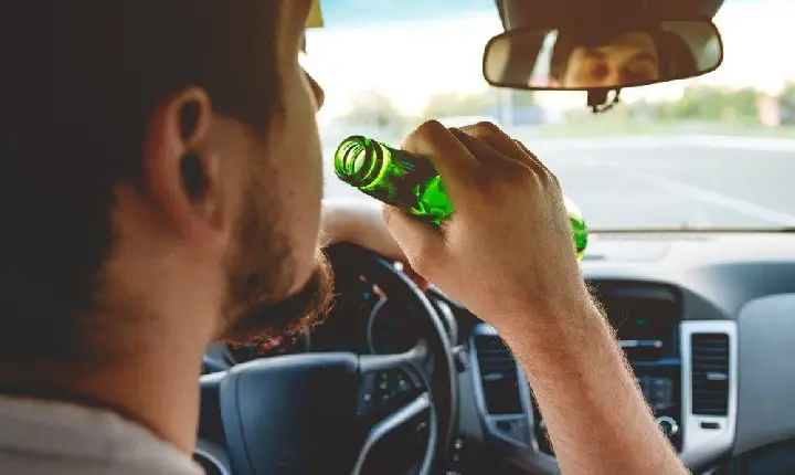 Motorista é flagrado bebendo cerveja ao volante em São João do Ivaí