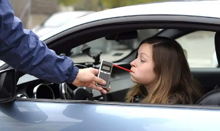 Motorista é presa por embriaguez ao volante em Faxinal