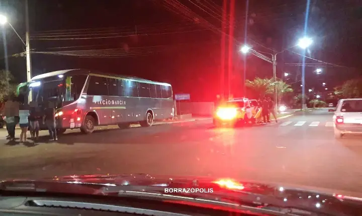 Motorista embriagado causa colisão entre ônibus e Fiat Uno em Borrazópolis