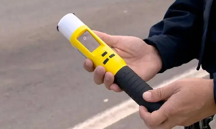 Motorista embriagado colide caminhão com carro estacionado em São Pedro do Ivaí