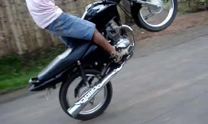 Motorista empina moto e foge da PM em Mauá da Serra