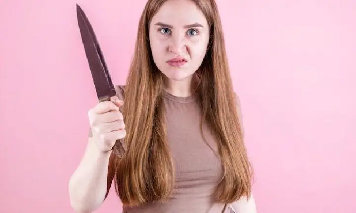 Mulher armada ameaça ex e danifica residência em Apucarana