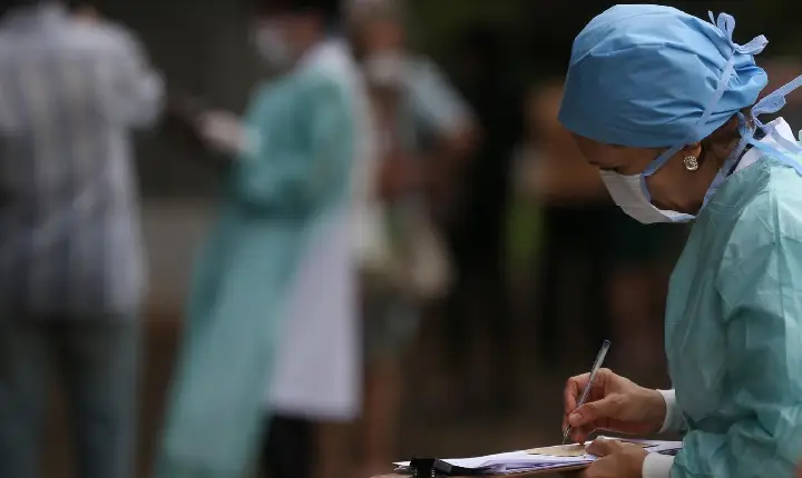 Mulher com transtorno mental ameaça enfermeiras com faca em posto de saúde