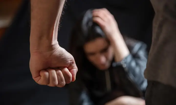 Mulher de 22 anos é agredida por ex-namorado em Novo Itacolomi