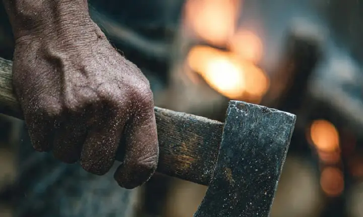 Mulher escapa de agressões e marido é baleado pela PM após confronto com machado