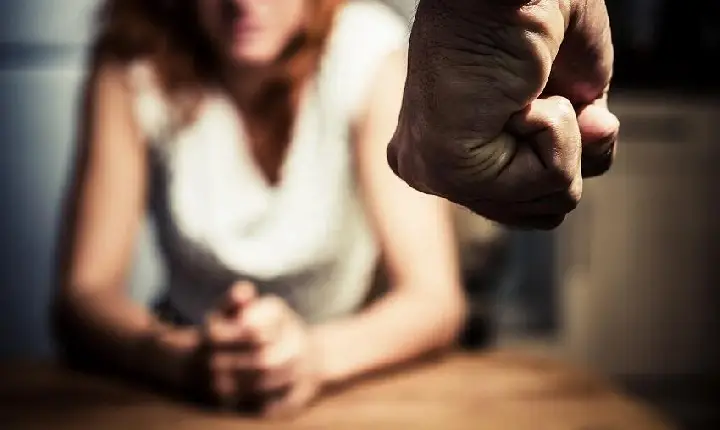 Namorado é preso após agredir namorada em praça de Apucarana