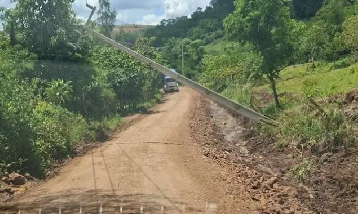 Poste de energia inclinado gera risco e preocupa moradores em Grandes Rios