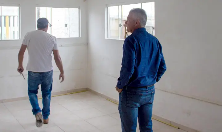 Prefeito vistoria obras de reforma no CMEI Alair Lourdes Fernandes após incêndio